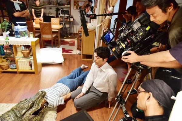 榮倉奈々“ワニ”を目の前に「大丈夫ですよ」『妻ふり』メイキング映像が到着