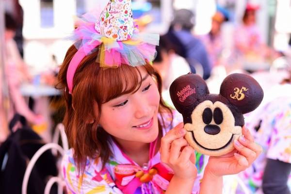 【ディズニー】にっこにこミッキーパンに思わず笑顔！「スウィートハート・カフェ」の35周年メニュー