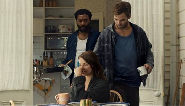 マーゴット・ロビー、クリス・パインのバックハグにメロメロ！ 『死の谷間』未公開映像