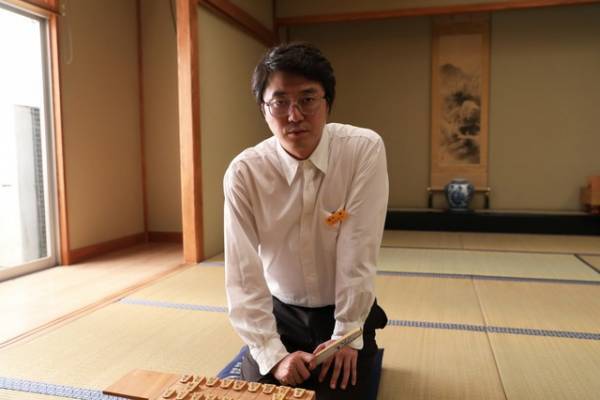 新井浩文、七三＆眼鏡でうっとおしさ全開の個性派棋士に！『泣き虫しょったんの奇跡』