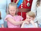 ジョージ王子、“女王の誕生日パレード”ではとこに口をふさがれる！
