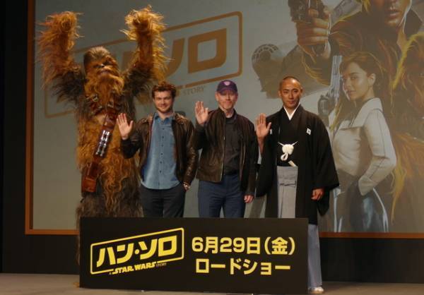 ハン・ソロ役オールデン＆チューバッカ、来日会見で挨拶「日本が大好き」
