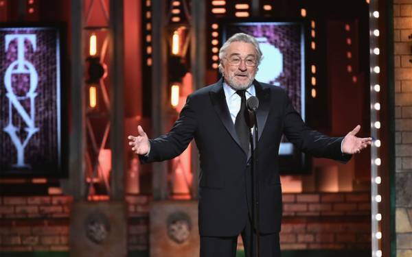 ロバート・デ・ニーロ、トニー賞受賞式でトランプ大統領にFワードで吠える