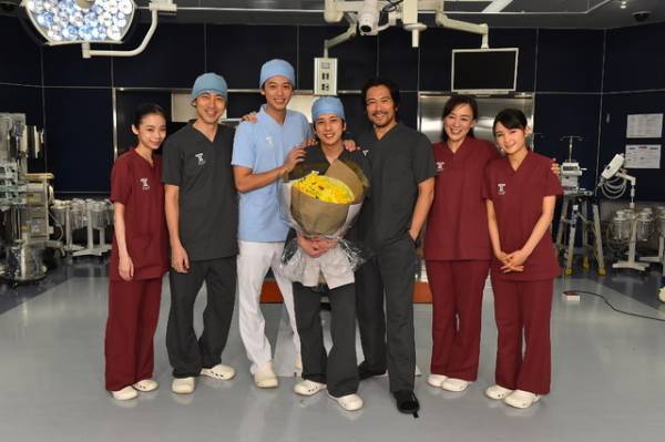 二宮和也、「ブラックペアン」クランクアップ！ 「本当に貴重な経験」