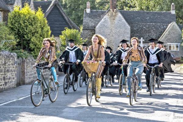 ガールズパワー全開！L・ジェームズが歌とダンスを披露『マンマ・ミーア！』特別映像