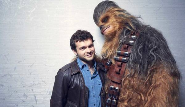 【インタビュー】若きハン・ソロ俳優「毎日が挑戦」　銀河一の“賭け”に挑んだ胸中は？