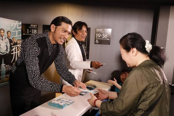 長瀬智也、劇場入り口で初の“お出迎え”に挑戦！ 「気づかれていない方も…」