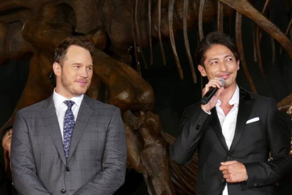 来日したクリス・プラット、結婚報道後初の公の場に立つ玉木宏と対面