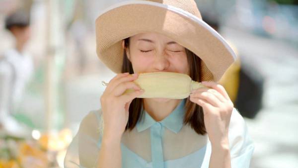 石原さとみ、生とうもろこしにかぶりつき「おいしい～！」　東京メトロ新CM