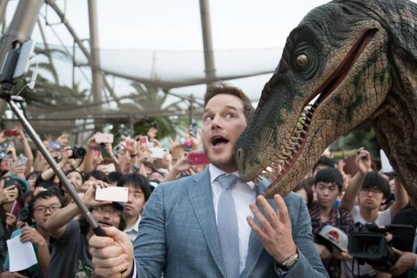 クリス・プラットらがUSJに登場、子どもたちと映画のワンシーンを再現！