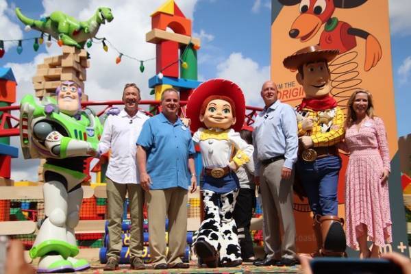 【海外ディズニー】バズ声優ティム・アレンも登場！「トイ・ストーリーランド」竣工式開催