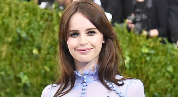 フェリシティ・ジョーンズ、映画監督の恋人と結婚！