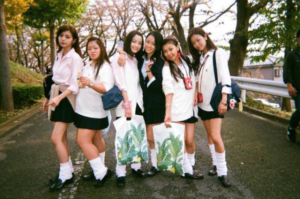 広瀬すず＆池田エライザ＆山本舞香ら90年代ルックを完コピ！『SUNNY』メイキングカット