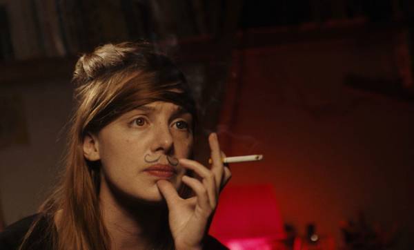 “アラサー”ヒロイン、2人の男性の間で悩む…フランス発の元気印映画『若い女』