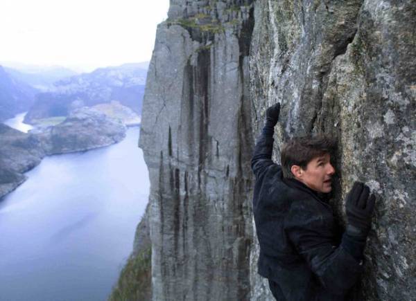 トム・クルーズを超える“不滅の男”はあのスキンヘッドのマッチョ俳優に！