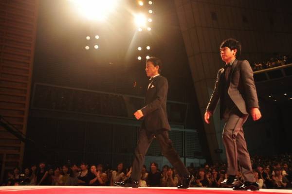 木村拓哉×二宮和也『検察側の罪人』上映後にサプライズ登場！4,000人がスタンディングオベーション