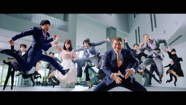 神木隆之介＆川栄李奈、オフィスで「リンダリンダ」熱唱！ 「ワンダ」新CM