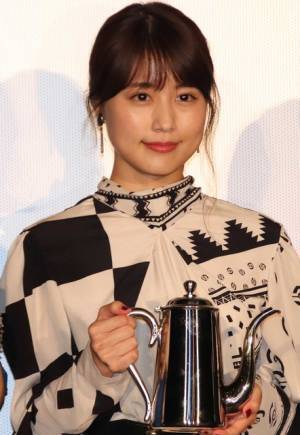 有村架純、“ツインテール”小学生時代の写真を披露！「野生児でした」と大テレ