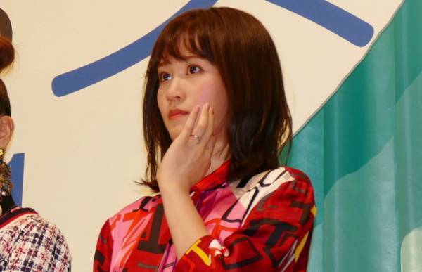 前田敦子、結婚発表後初めてファンの前に！「幸せな現場」左手薬指に指輪がキラリ