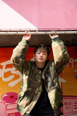 佐野玲於、“地元”中野で撮影したソロ写真集発売！ メンディー＆小森とのカットも