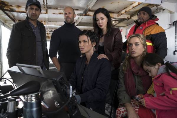 泳ぎの訓練に4週間！ 水中撮影＆船からダイブも…『ＭＥＧ』メイキング映像