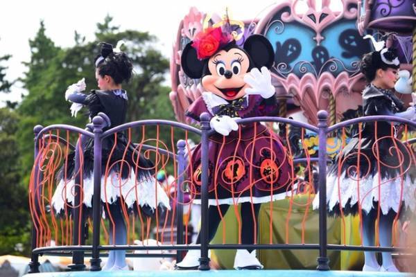 【ディズニー】ミッキー早着替えも披露！35周年のDハロ開幕！初登場「スプーキー“Boo!”パレード」