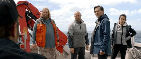 巨大ザメに飲み込まれる!? 絶体絶命のピンチにJ・ステイサムが…『MEG』本編映像