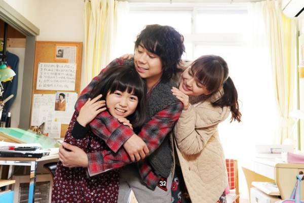 “父”北山宏光が娘を抱き寄せる…『トラさん』家族写真公開