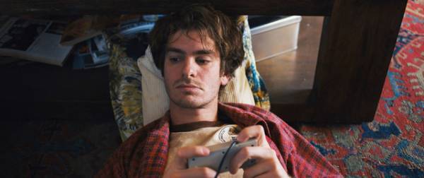 アンドリュー・ガーフィールド、スパイダーマンから“残念オタク”に… 『アンダー・ザ・シルバーレイク』で新境地