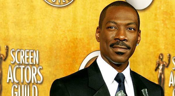 エディ・マーフィー、10人目の子どもを妊娠中の恋人と婚約か？