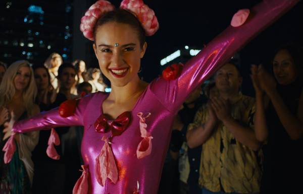 A・ガーフィールドも思わず笑顔に！“風船美女”に注目『アンダー・ザ・シルバーレイク』