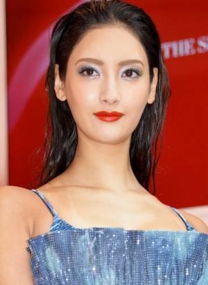 菜々緒、黒柳徹子の前で“菜々緒ポーズ”披露！誕生秘話を語る