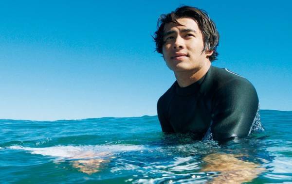 テラハにも登場！ 『ハナレイ・ベイ』で映画初出演のプロサーファー佐藤魁とは？