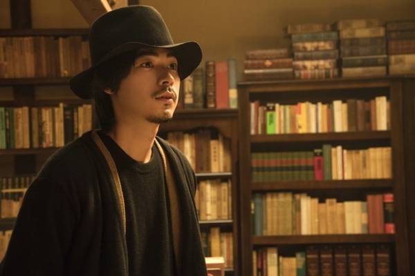 成田凌、フェミニンなインテリ文学男子を体現！ 『ビブリア古書堂の事件手帖』場面写真