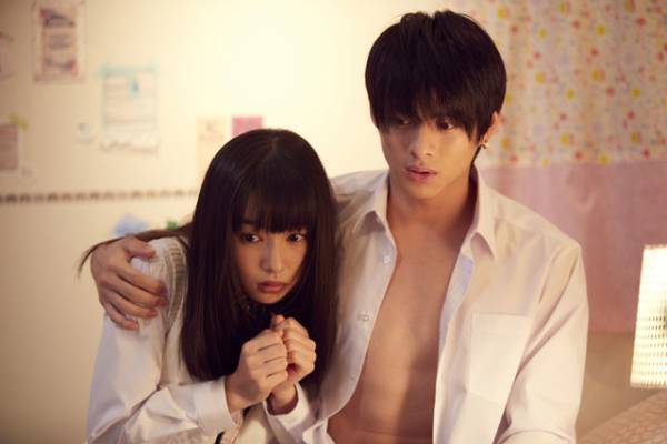 平野紫耀、シャツからチラリ…桜井日奈子を抱き寄せ!? 『ういらぶ。』