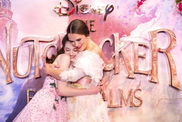 キーラ・ナイトレイ、M・フォイと歓喜のハグ！『くるみ割り人形と秘密の王国』ヨーロッパプレミア