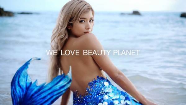 ローラが人魚に変身！鍛え抜かれた美ボディ披露