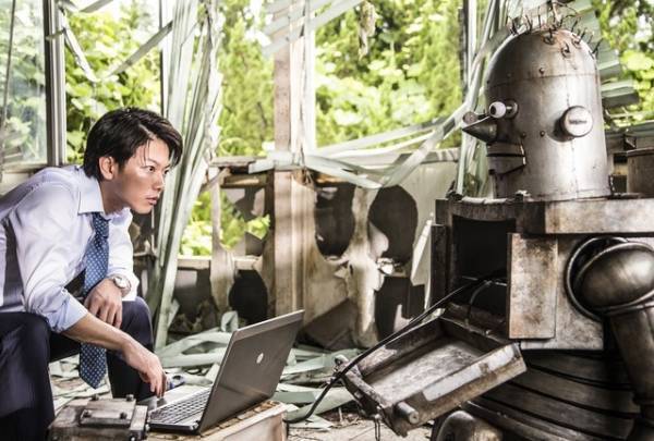 佐藤健、謎のロボットと初対面！『ハード・コア』シュールな本編映像到着