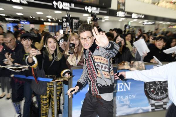 エディら『ファンタビ』キャスト陣が日本到着！「映画はサプライズがいっぱいだよ」