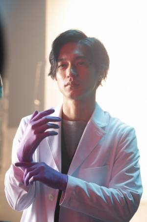 錦戸亮、白衣でポスター撮影！ 「しっかり着こなせているか不安」