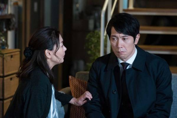 中山美穂と藤井流星の“熱烈車中キス”にネット大荒れ…「黄昏流星群」8話