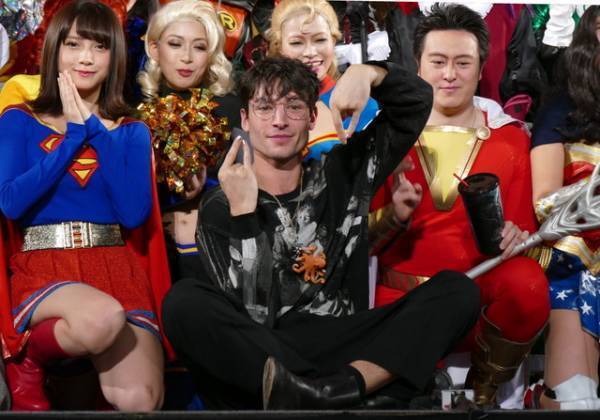 エズラ・ミラー、東京コミコン2018で“オタク”たちに激アツメッセージ！