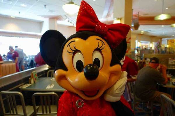 【海外ディズニー】ミニーのパーティーに潜入！大人気キャラダイ「ハリウッド＆バイン」