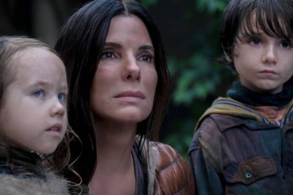 サンドラ・ブロック、目を開けたら終わり…世界の終焉を映す緊迫映像『バード・ボックス』