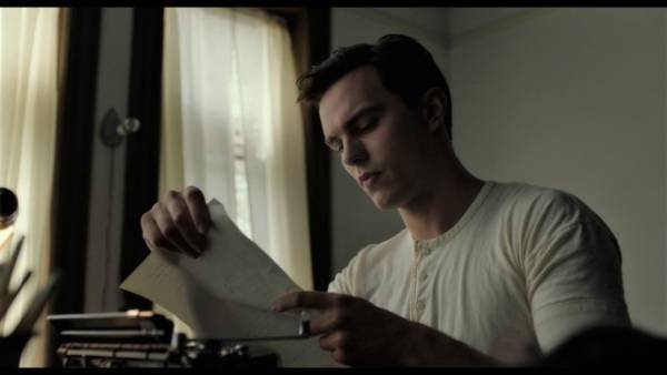 「ライ麦畑でつかまえて」誕生の瞬間！ ニコラス・ホルト、セクシーな執筆シーン公開『ライ麦畑の反逆児』