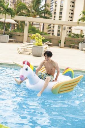 中川大志、白馬ならぬ“ペガサスに乗った王子様”!?「maka hou」新カット公開