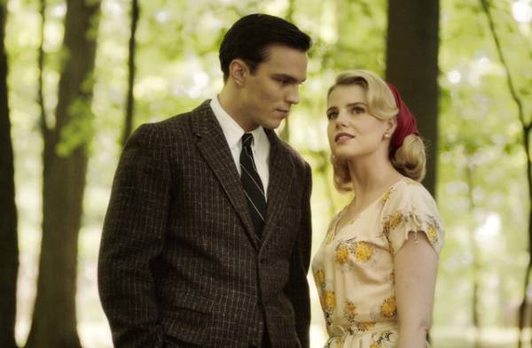 40年代ファッションを最旬女優たちが着こなす『ライ麦畑の反逆児』