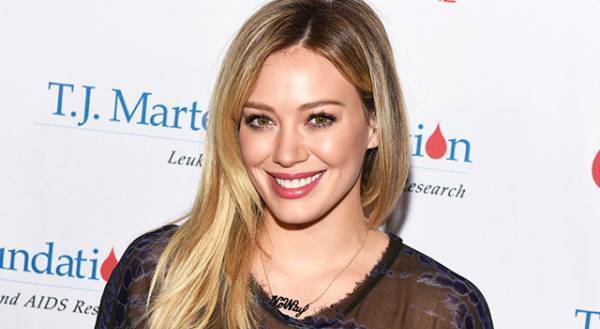 ヒラリー・ダフ、レイチェル・マクアダムスの搾乳ショットを模倣して話題に