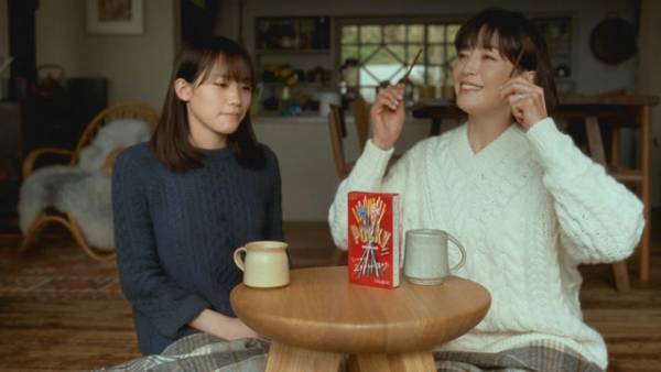 宮沢りえ、“娘”南沙良にバレンタインの秘策を伝授!?　ポッキー新CM