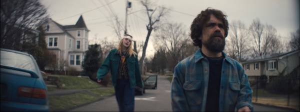 エル・ファニング、包帯姿で“孤独を嫌う女”を好演！『孤独なふりした世界で』予告